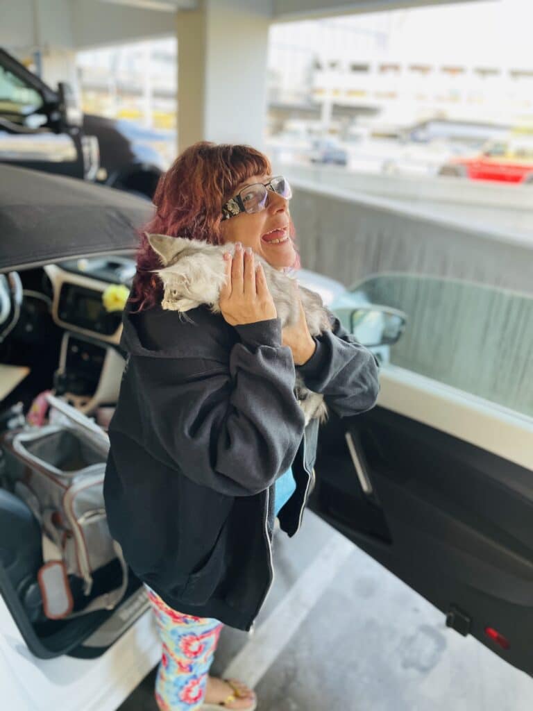 new-owner-with-maine-coon-kitten ⋆ Sassy Koonz Maine Coon Cattery wner with new maine coon kitten at airport